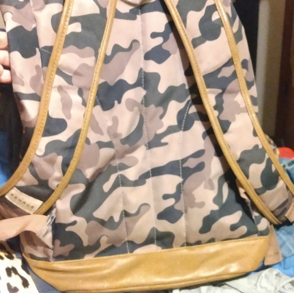 Backpack - Picture 3 of 4